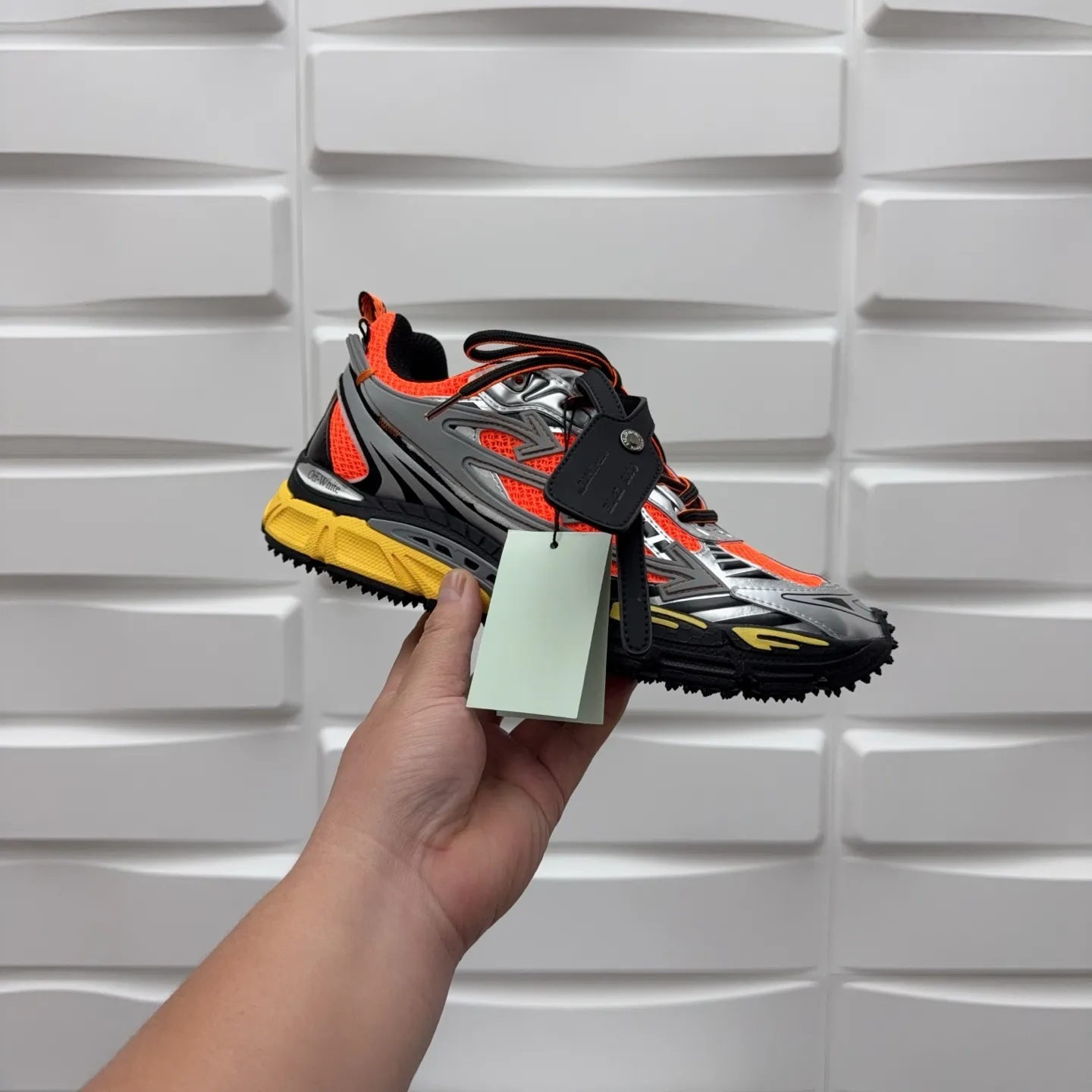 【off- white】P: 720💰Couple style👫, Size: 35-44 (Male 38.45.46 custom-made) High-quality version👊"Out of office" series original mold opening, original lasting, production process 1:1 original version ➰OFF GREY) OFF-WHITE Be Right Back Couple style👫Round toe lace-up arrow pattern low-top lifestyle casual shoes green. A running shoe called the "Be Right Back" sneaker. The design of this sneaker is inspired by Japanese sports aesthetics and craftsmanship, with running performance and principles at its core.